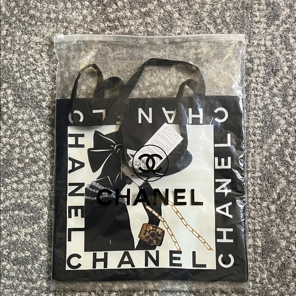 CHANEL GWP Black and Cream Graphic Tote - Picture 6 of 6